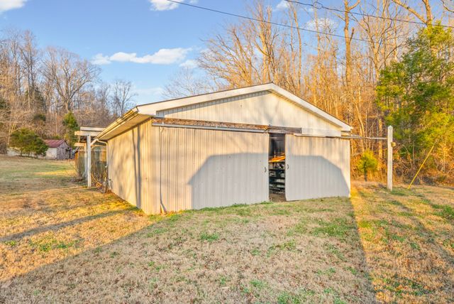 1667 McWhorter Rd, Cunningham, TN 37052