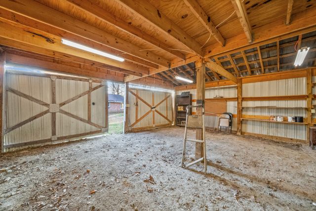 1667 McWhorter Rd, Cunningham, TN 37052