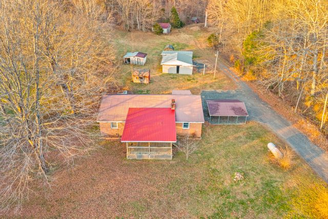 1667 McWhorter Rd, Cunningham, TN 37052