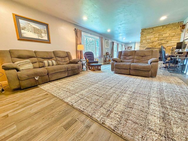 2623 OAKCREST DRIVE, Neenah, WI 54956