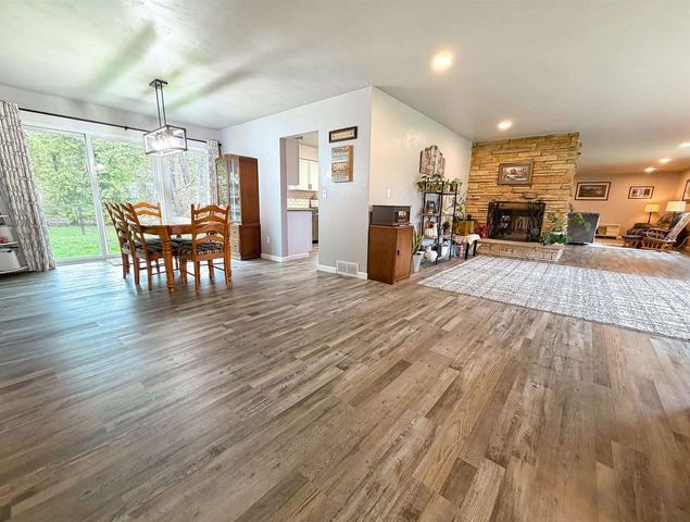 2623 OAKCREST DRIVE, Neenah, WI 54956