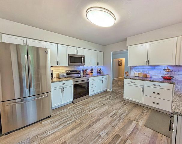 2623 OAKCREST DRIVE, Neenah, WI 54956