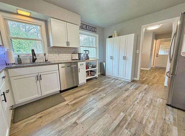 2623 OAKCREST DRIVE, Neenah, WI 54956
