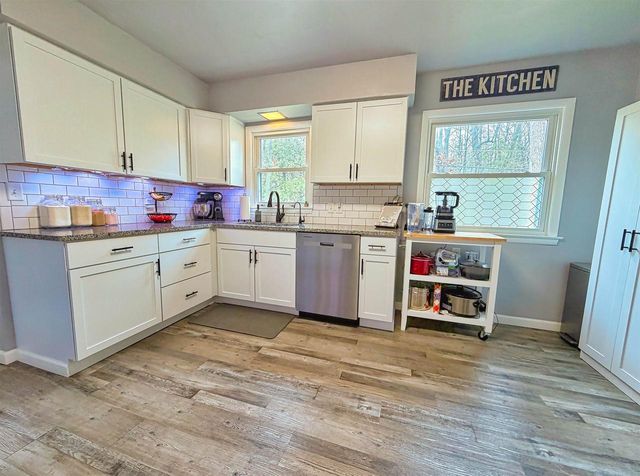2623 OAKCREST DRIVE, Neenah, WI 54956