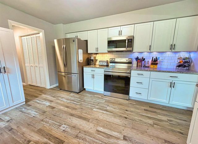 2623 OAKCREST DRIVE, Neenah, WI 54956