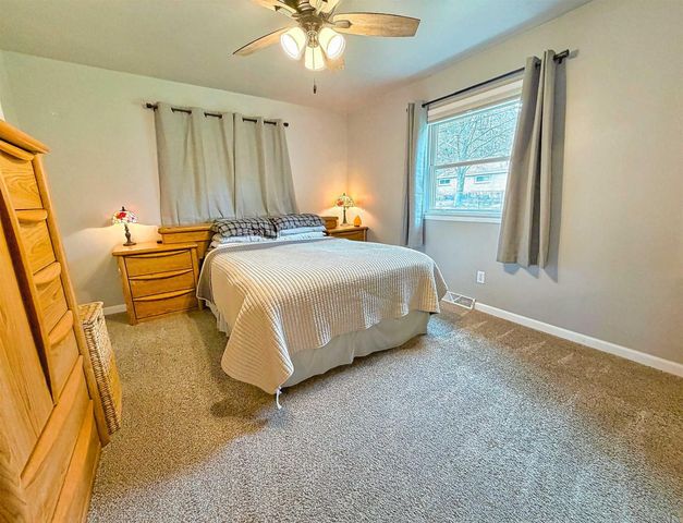 2623 OAKCREST DRIVE, Neenah, WI 54956