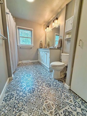 2623 OAKCREST DRIVE, Neenah, WI 54956