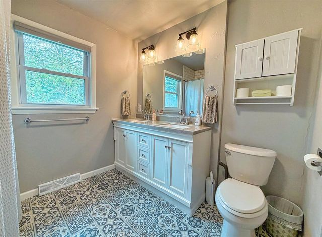 2623 OAKCREST DRIVE, Neenah, WI 54956
