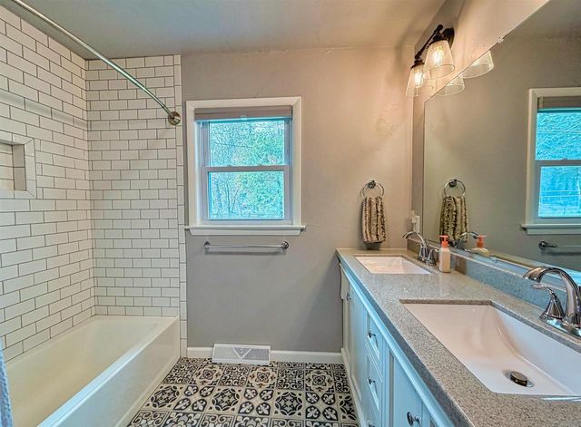 2623 OAKCREST DRIVE, Neenah, WI 54956
