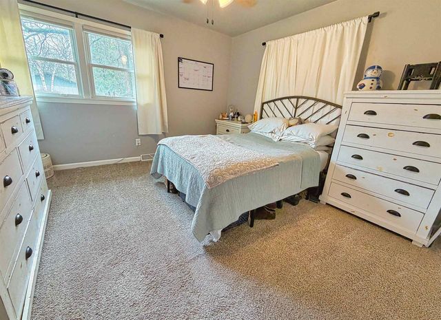 2623 OAKCREST DRIVE, Neenah, WI 54956