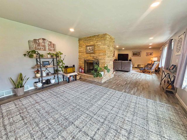 2623 OAKCREST DRIVE, Neenah, WI 54956