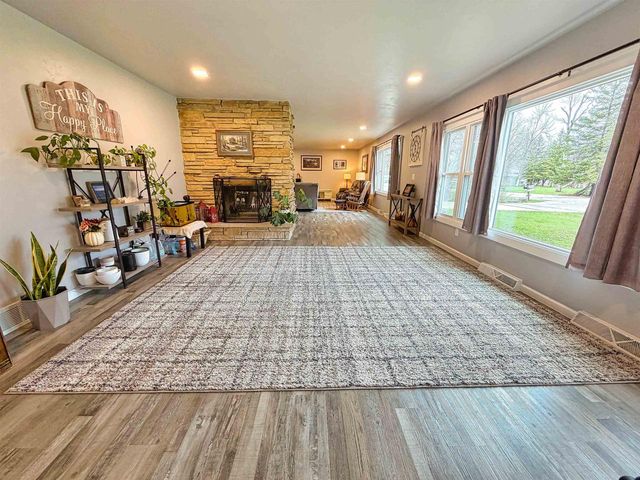 2623 OAKCREST DRIVE, Neenah, WI 54956