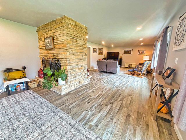 2623 OAKCREST DRIVE, Neenah, WI 54956