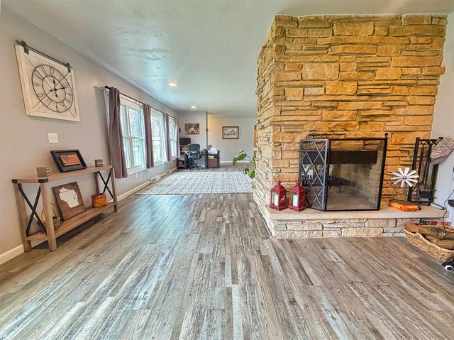 2623 OAKCREST DRIVE, Neenah, WI 54956