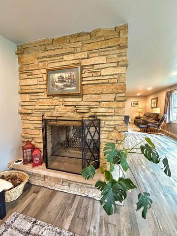 2623 OAKCREST DRIVE, Neenah, WI 54956