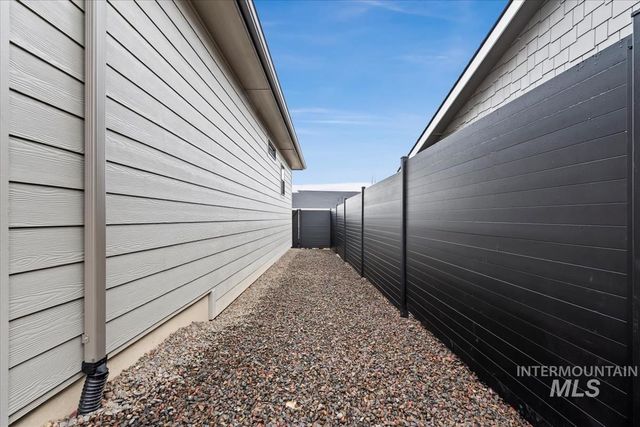 6336 N Barholm Ln, Eagle, ID 83616