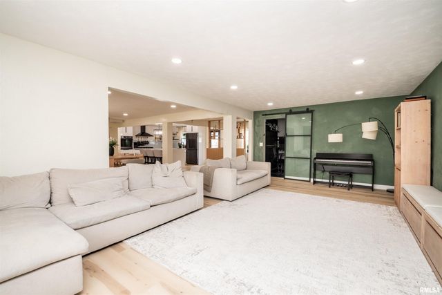 2605 W RICHWOODS Boulevard, Peoria, IL 61604