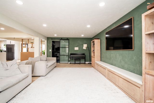 2605 W RICHWOODS Boulevard, Peoria, IL 61604