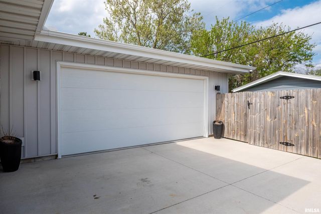 2605 W RICHWOODS Boulevard, Peoria, IL 61604