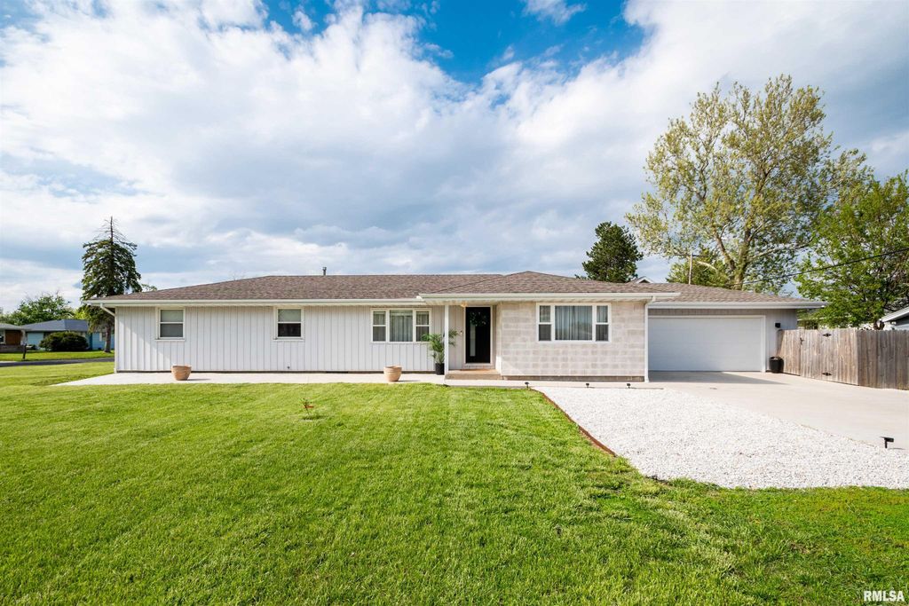 2605 W RICHWOODS Boulevard, Peoria, IL 61604