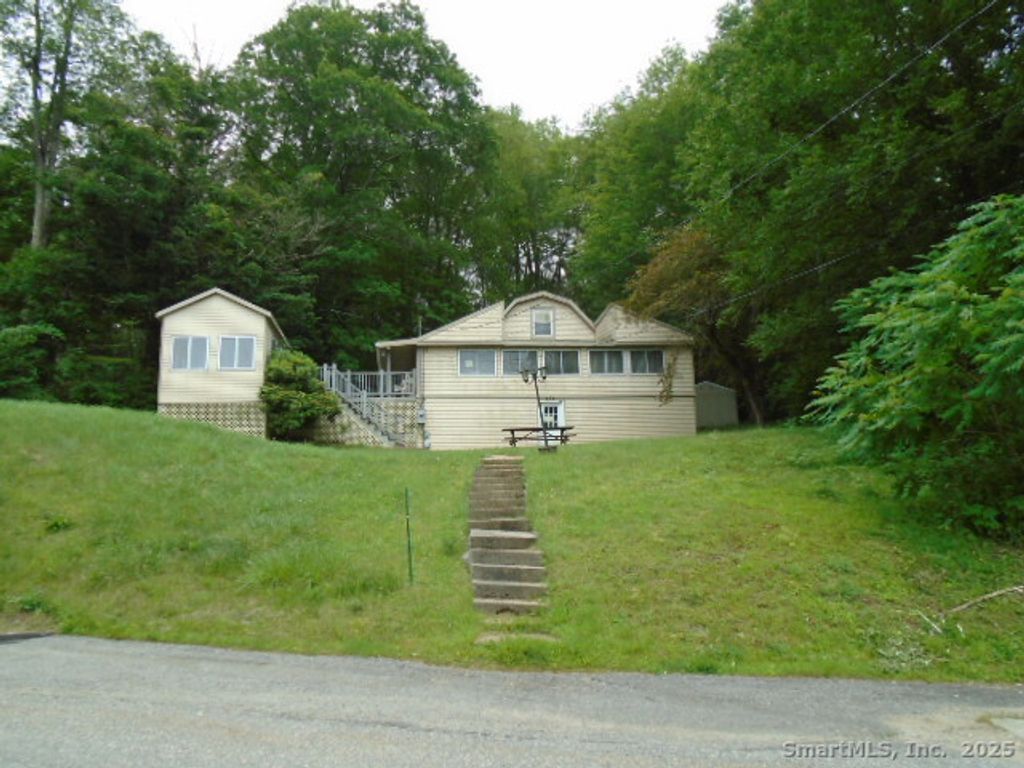 817 East Wakefield Boulevard, Winchester, CT 06098