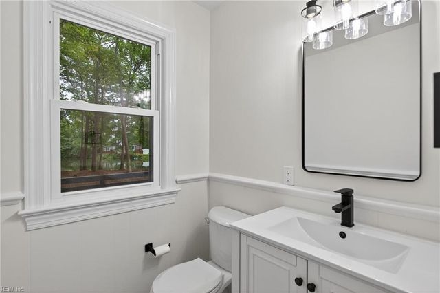 914 Etna DR, Newport News, VA 23608