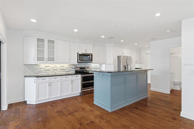 1070 SANABEL COURT NE, St Petersburg, FL 33702