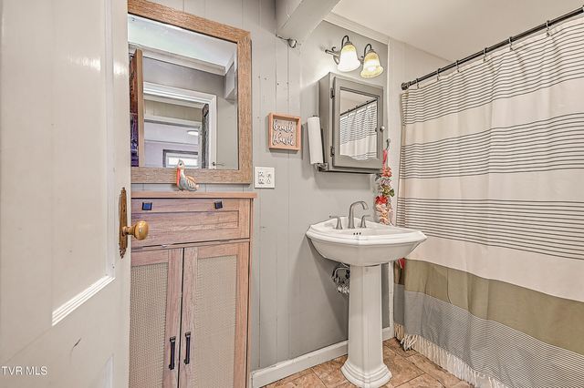 212 Magnolia Drive, Bristol, VA 24201