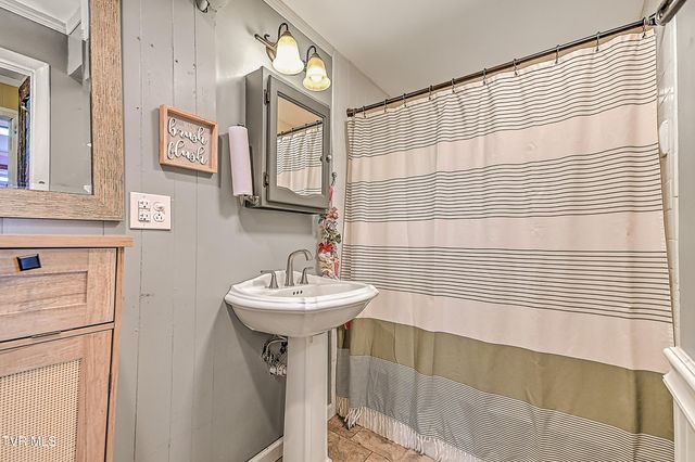 212 Magnolia Drive, Bristol, VA 24201