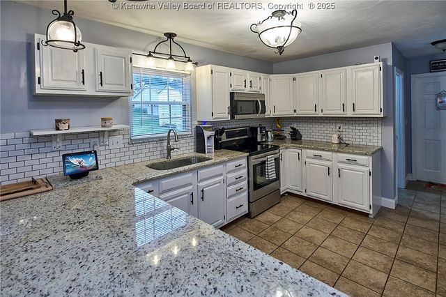 995 Hickory Mills Road, Hurricane, WV 25526