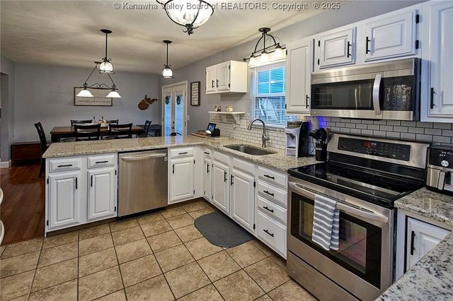 995 Hickory Mills Road, Hurricane, WV 25526