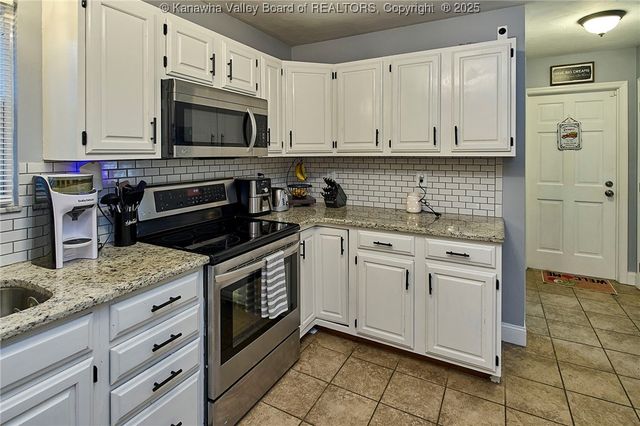 995 Hickory Mills Road, Hurricane, WV 25526