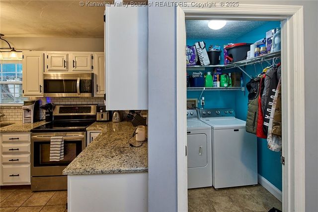 995 Hickory Mills Road, Hurricane, WV 25526