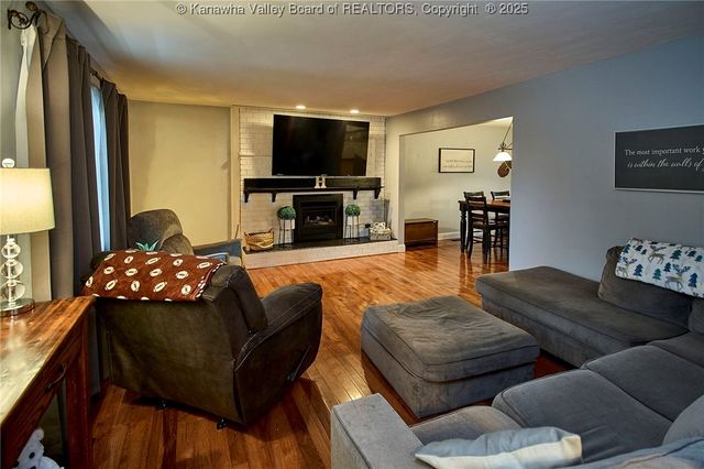 995 Hickory Mills Road, Hurricane, WV 25526