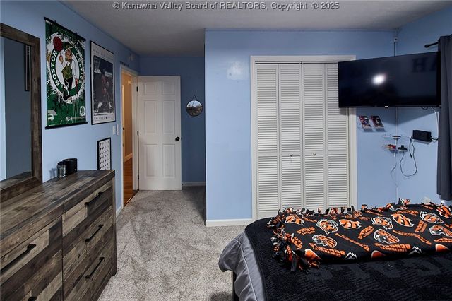 995 Hickory Mills Road, Hurricane, WV 25526