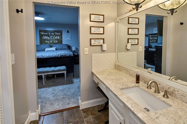 995 Hickory Mills Road, Hurricane, WV 25526