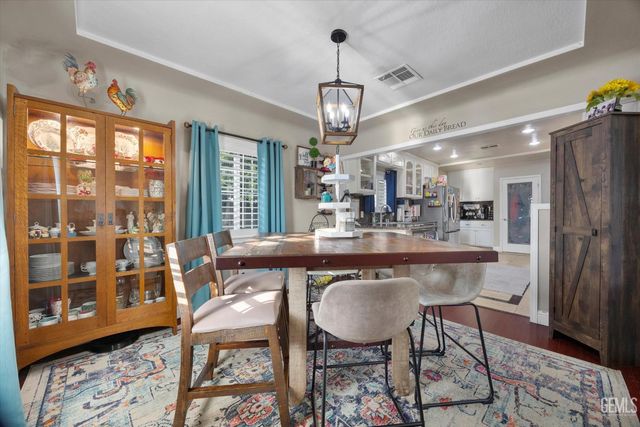 1752 Los Robles Drive, Bakersfield, CA 93306