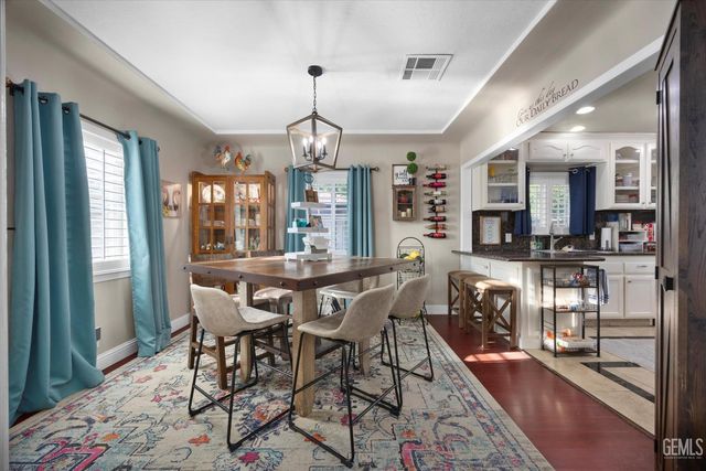 1752 Los Robles Drive, Bakersfield, CA 93306