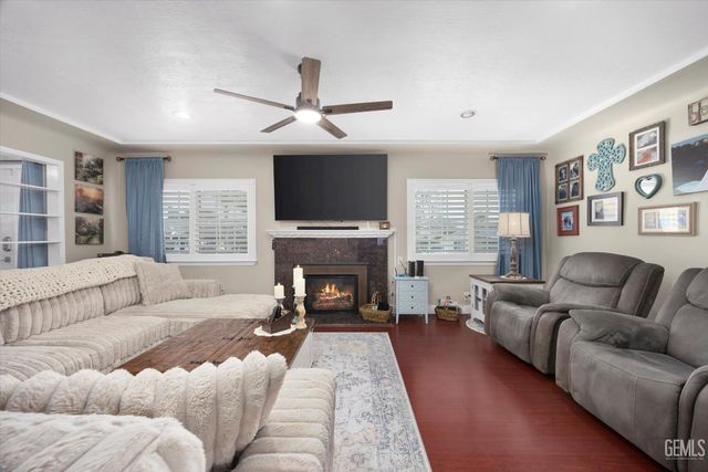 1752 Los Robles Drive, Bakersfield, CA 93306