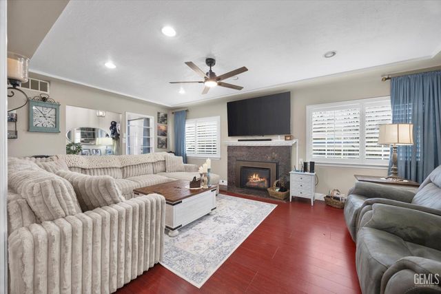 1752 Los Robles Drive, Bakersfield, CA 93306