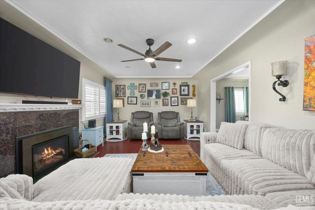 1752 Los Robles Drive, Bakersfield, CA 93306