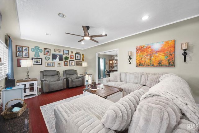 1752 Los Robles Drive, Bakersfield, CA 93306