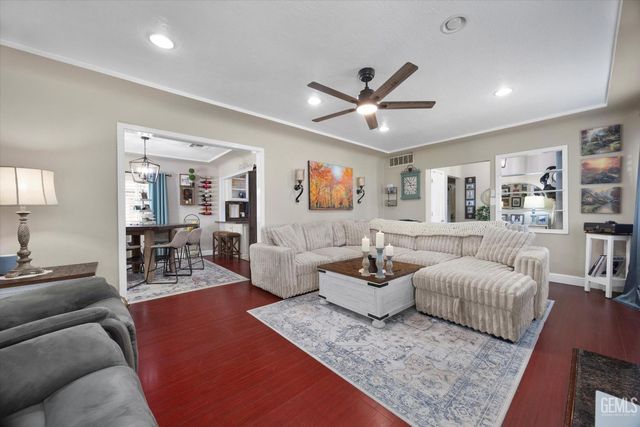 1752 Los Robles Drive, Bakersfield, CA 93306