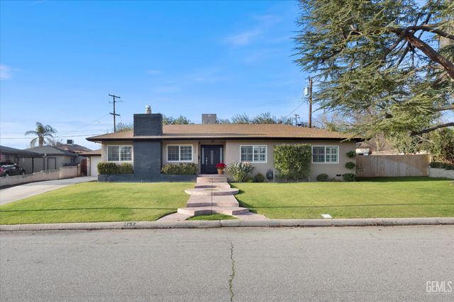 1752 Los Robles Drive, Bakersfield, CA 93306