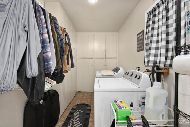 1752 Los Robles Drive, Bakersfield, CA 93306