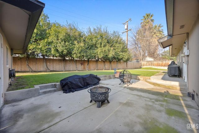 1752 Los Robles Drive, Bakersfield, CA 93306
