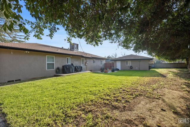 1752 Los Robles Drive, Bakersfield, CA 93306