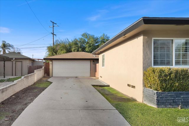 1752 Los Robles Drive, Bakersfield, CA 93306