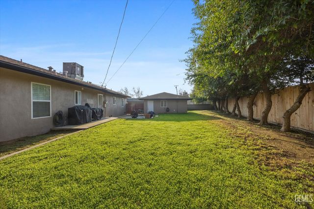 1752 Los Robles Drive, Bakersfield, CA 93306