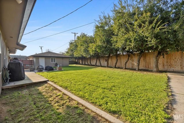 1752 Los Robles Drive, Bakersfield, CA 93306